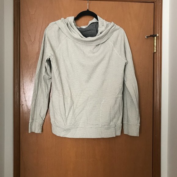 NWOT Patagonia Women's Reversible Cowl Neck Pullover - Small - White/Gray - Picture 2 of 3
